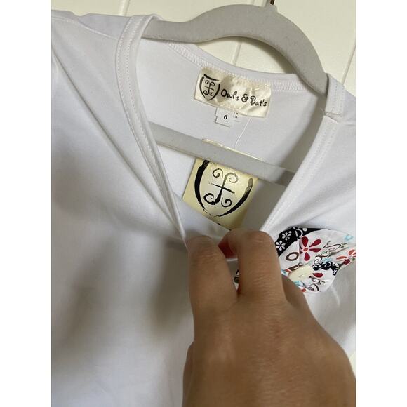 5/$35     Owl's and Bat's Girls Top Size 6 White Button Flower Stretchy Knit NEW - Picture 3 of 5